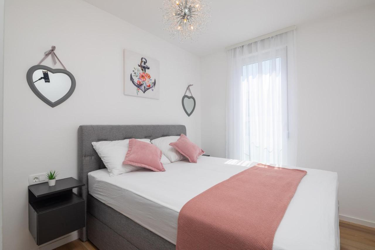 Apartment Alegria In Okrug With Heated Pool, Sea View, Jacuzzi, Wifi Trogir Exterior foto